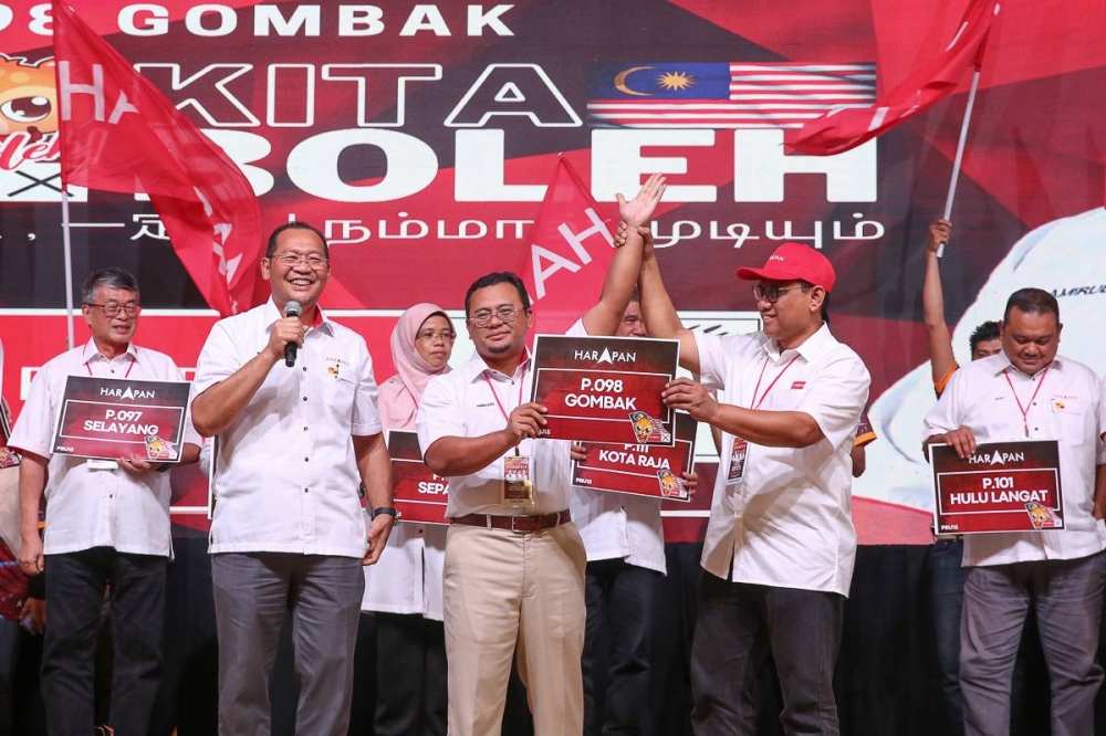 Selangor Pakatan Harapan chairman Datuk Seri Amirudin Shari (centre) at the announcement of Selangor Pakatan Harapan candidates ahead of the upcoming 15th general election at Dewan Raja Muda Musa in Shah Alam November 2, 2022. — Picture by Yusof Mat Isa