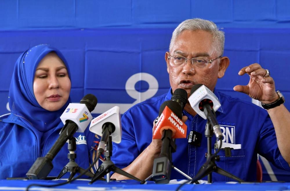 Selangor Umno chairman and Tanjong Karang Umno division chief Tan Sri Noh Omar speaks to the media in Tanjong Karang, November 4, 2022. With him is Tanjong Karang Wanita Umno chief Datuk Habibah Mohd Yusof. — Bernama pic 