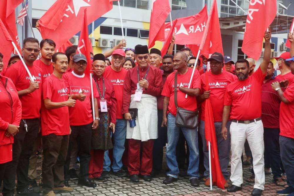 Pakatan Harapan candidate Datuk Seri Dzulkefly Ahmad (centre) arrives at the nomination centre in Kuala Selangor November 5, 2022. ― Picture by Choo Choy May
