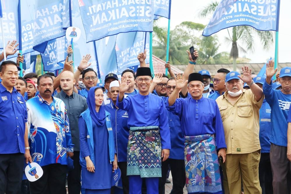 Barisan Nasional’s candidate Datuk Seri Tengku Zafrul Aziz (centre) arrives at the nomination centre in Kuala Selangor November 5, 2022. ― Picture by Choo Choy May