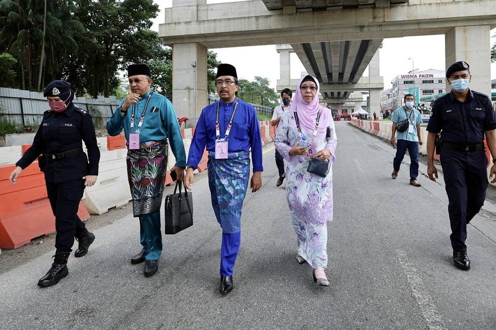 Datuk Seri Johari Abdul Ghani arrives at the Titiwangsa nomination centre, November 5, 2022. ― Bernama pic
