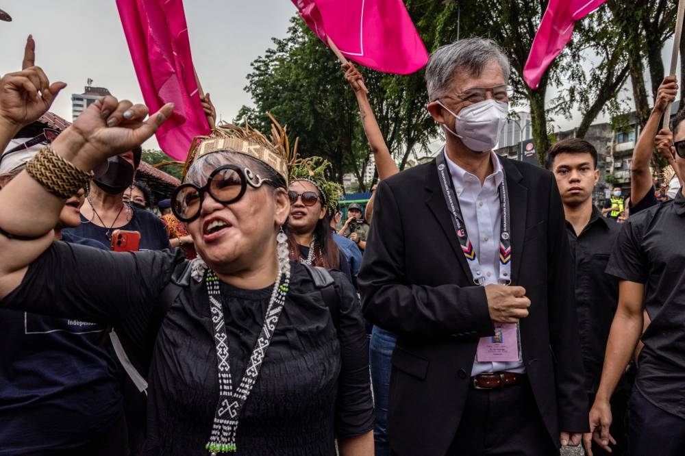 Gerak Independent movement Siti Zabedah Kasim and Independent candidate Chua Tian Chang arrive at the nomination centre to hand over election documents during the nomination day ahead of the upcoming 15th general election at SMK Sentul Utama in Kuala Lumpur November 5, 2022. — Picture by Firdaus Latif