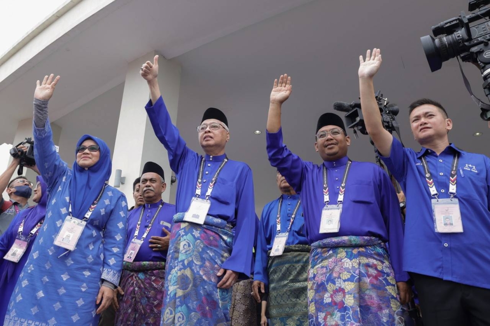 Caretaker PM Ismail Sabri (centre) poses with fellow Barisan Nasional candidates outside the Bera district Convention Hall in Bera, November 5, 2022. — Bernama pic