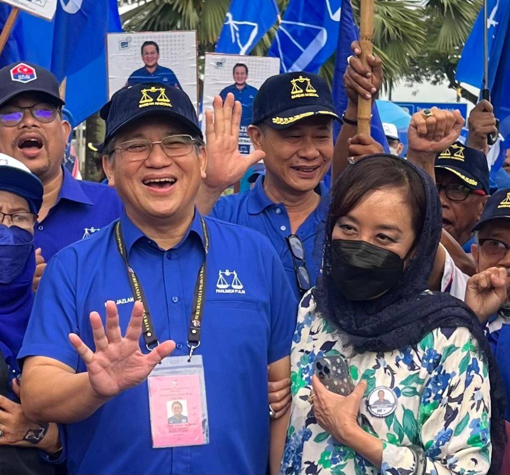 Barisan Nasional’s (BN) candidate for the Pulai parliament Datuk Nur Jazlan Mohamed and his wife Datin Rossana Jaafar arriving at the nomination centre at Dewan Jubli Intan Sultan Ibrahim in Johor Baru today. Oct 5, 2022 – Picture by Ben Tan
