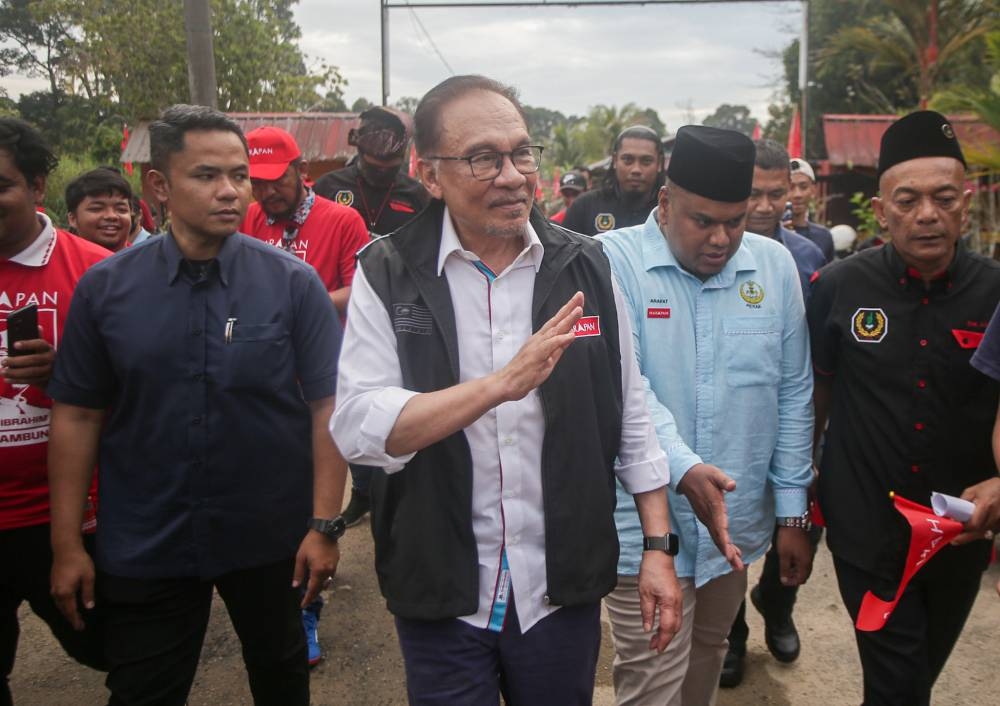 Pakatan Harapan candidate for Tambun, Datuk Seri Anwar Ibrahim at Program Anak Muda Melayu Bangkit Bersama Anwar Ibrahim  in Chemor Perak, November 5, 2022. — Picture  By Farhan Najib