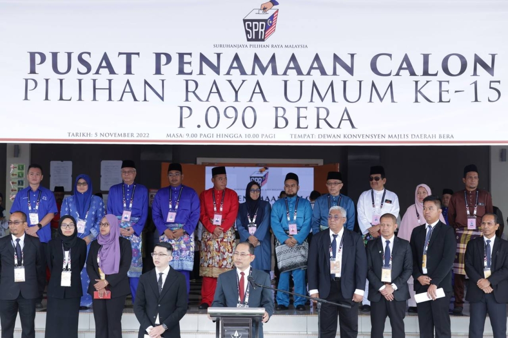 The Bera Parliamentary Election Manager Datuk Zaman Azam announcing the candidates who will contest in the P090 Bera Parliamentary and the State Legislative Assembly (DUN) N37 Guai, N38 Triang, N39 Kemayan on Nomination Day for the 15th General Election (GE15) at the Bera District Council Convention Hall November 5, 2022. — Bernama pic