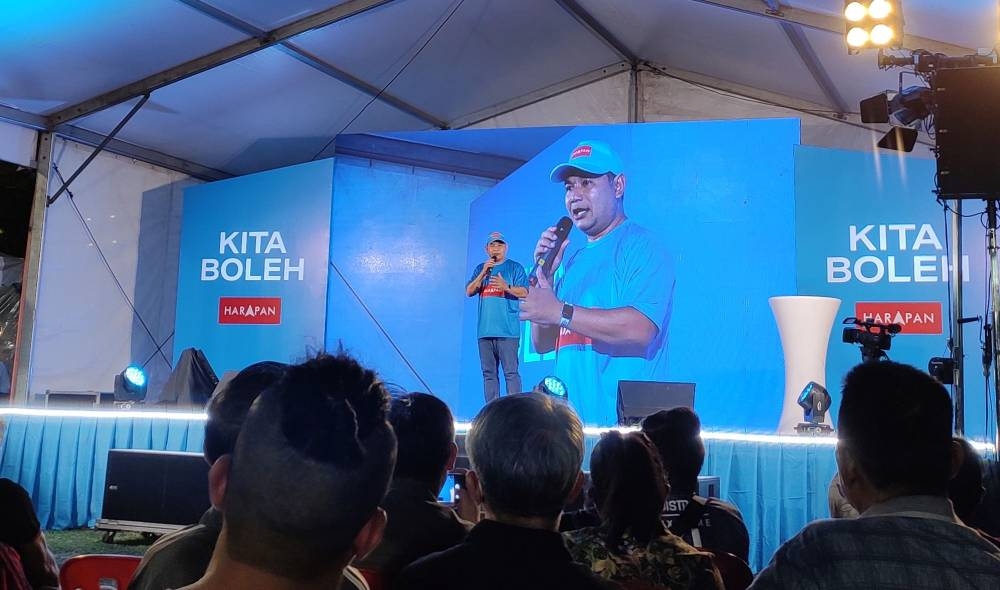 PKR deputy president Pandan Rafizi Ramli addresses attendees at the Ayuh Malaysia, Kita Boleh rally in Pandan on November 5, 2022. — Picture by Kenneth Tee