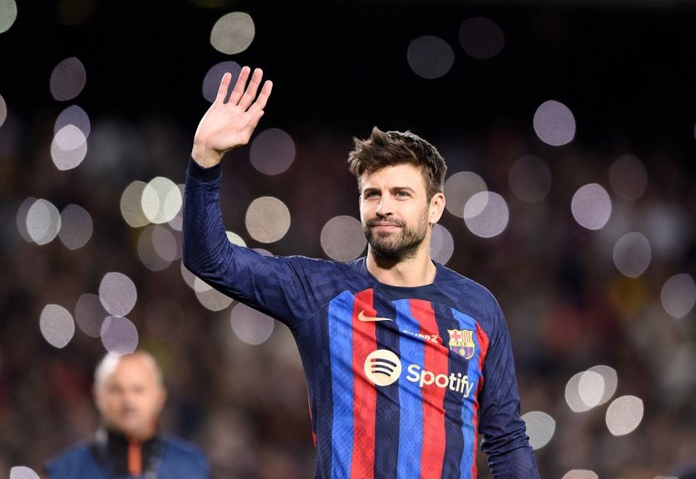 Barcelona’s Spanish defender Gerard Pique waves at the end of the Spanish league football match between FC Barcelona and UD Almeria at the Camp Nou stadium in Barcelona on November 5, 2022. — AFP pic