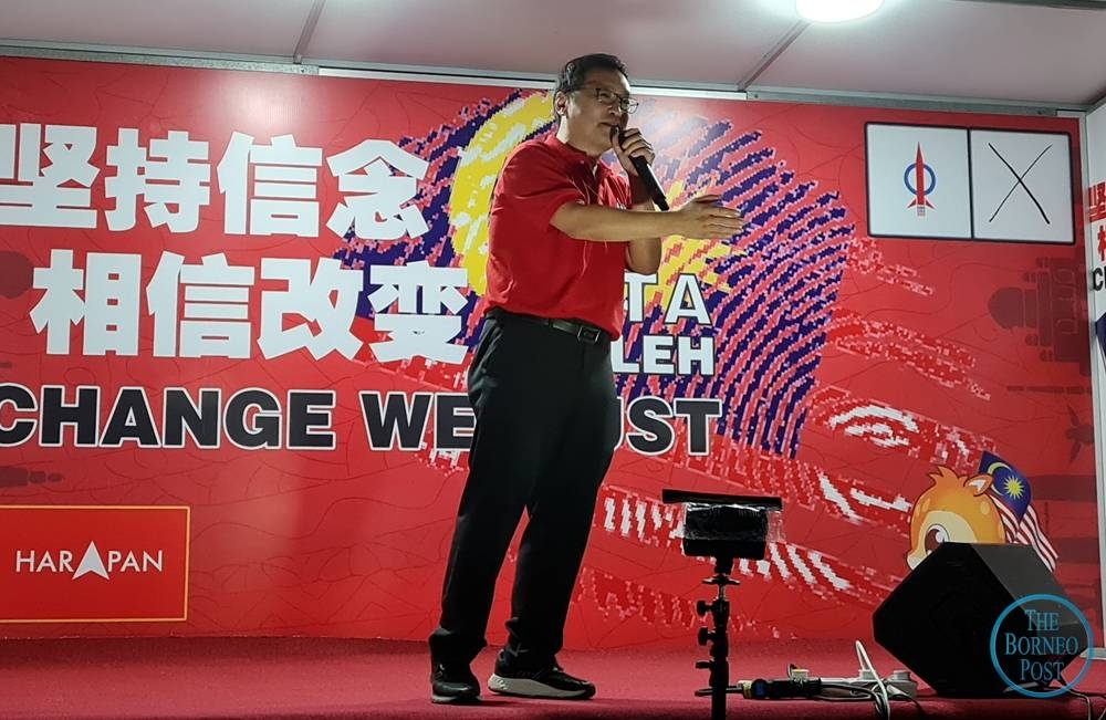 Chong addressing the crowd during a DAP’s political talk at Premier 101 commercial centre last night. — Borneo Post pic