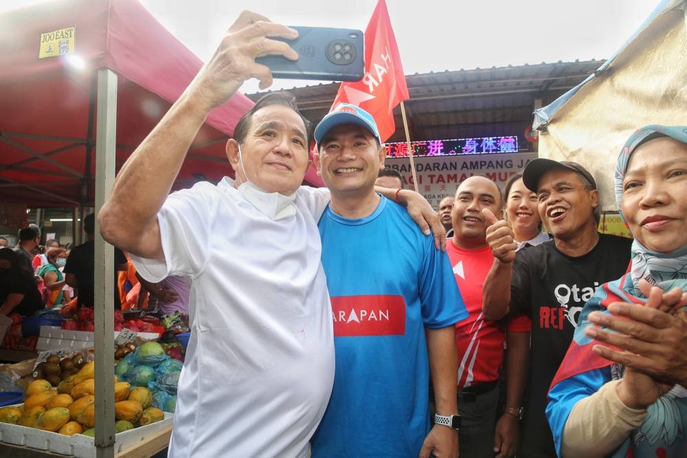 Rafizi Ramli obliges a member of the public with a photo. — Picture by Choo Choy May