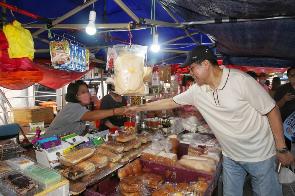 Tan Sri Ong Tee Keat shakes hands with a trader during his walkabout at the Taman Muda morning market. — Picture by Choo Choy May