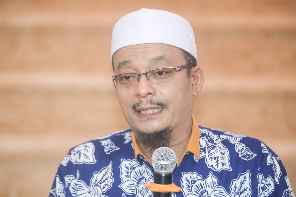 Islamic preacher Datuk Mohammad Kazim Elias speaks to the press at Kompleks Darul Barakah Kg Sg Tapah Ipoh November 6, 2022. — Picture by Farhan Najib