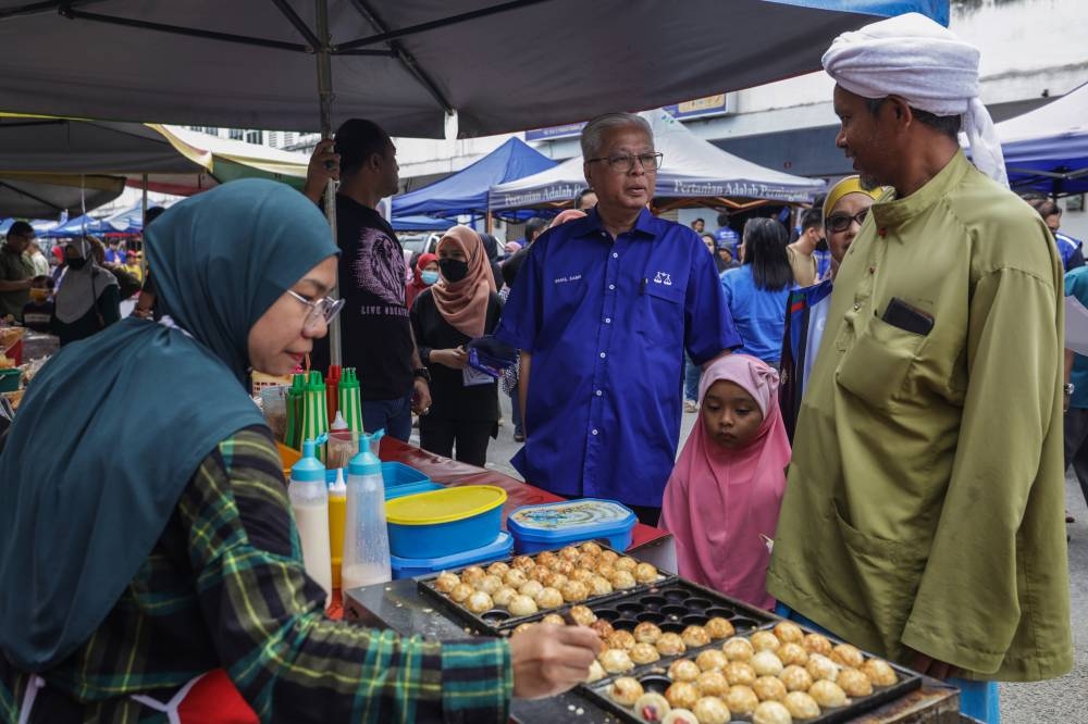 Incumbent Bera MP Datuk Seri Ismail Sabri Yaakob visits Pasar Sehari Kerayong in Bera November 6, 2022. — Bernama pic