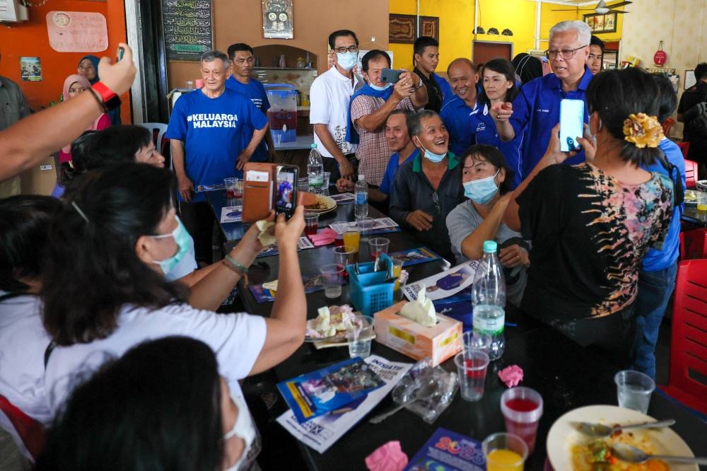 Barisan Nasional candidate for Bera P090 Parliamentary constituency Datuk Seri Ismail Sabri Yaakob campaigning in Bera, November 6, 2022. — Bernama pic