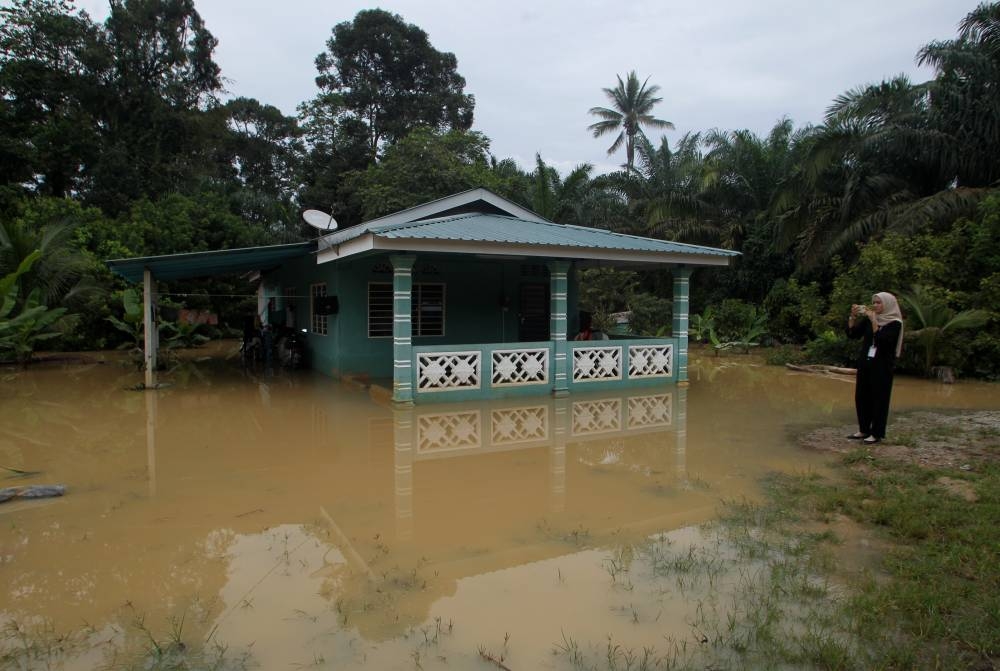 Perak, Selangor, Kuala Lumpur, Putrajaya, Negeri Sembilan, Melaka and Johor might see more frequent thunderstorms starting next week from Nov 8. — Bernama pic