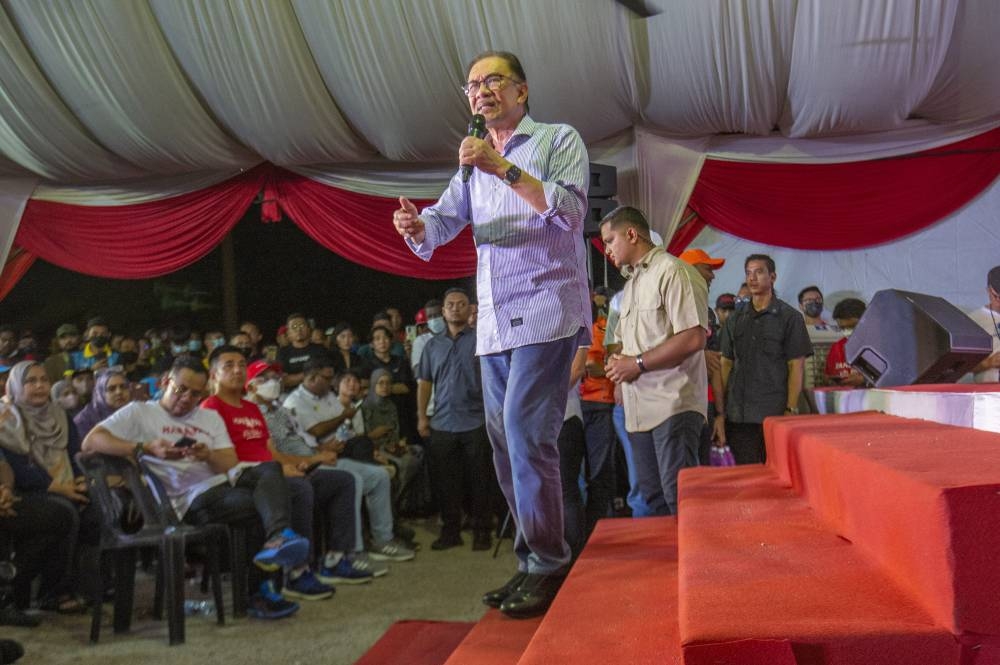 Pakatan Harapan chairman, Anwar Ibrahim delivers his speech at the ceramah Mega Harapan Penang tour in Seberang Jaya, Penang, November 6, 2022. — Picture by Shafwan Zaidon