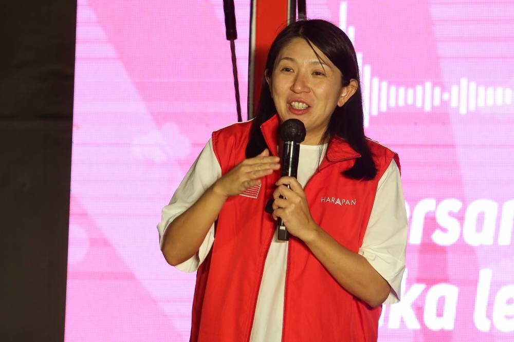 Pakatan Harapan's Puchong candidate for the 15th General Election, Yeo Bee Yin, speaks during the mega rally at Taman Equine in Seri Kembangan November 6, 2022. — Picture by Choo Choy May