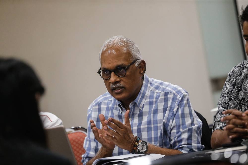 Charles Santiago (pic) questioned the truth behind Ismail Sabri’s claim that the government was prepared to handle the floods. — Picture by Sayuti Zainudin