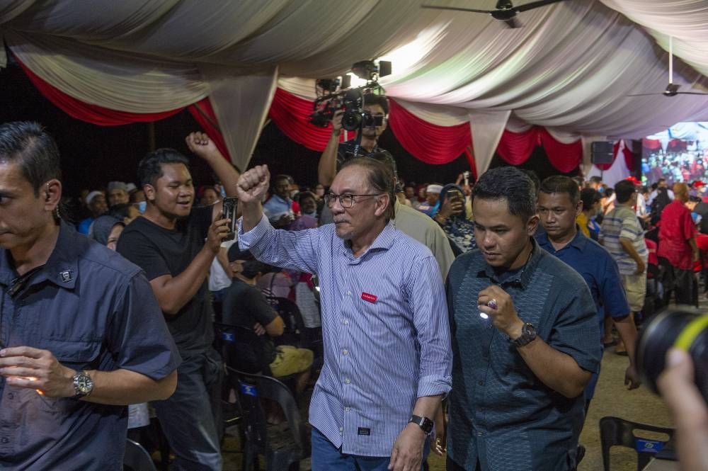 Pakatan Harapan chairman Datuk Seri Anwar Ibrahim leaves the ceramah Mega Harapan Kedah tour in Seberang Jaya, Penang, 6 November 2022. — Picture by Shafwan Zaidon