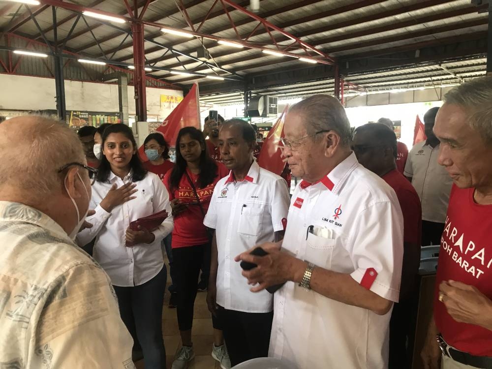 DAP’s Buntong state seat candidate M. Thulsi Thivani (left) campaigns with DAP adviser Lim Kit Siang (second right) and DAP vice-chairman M. Kulasegaran (centre) at the Taman Mas GP Food Court in Ipoh November 7, 2020. — Picture by John Bunyan