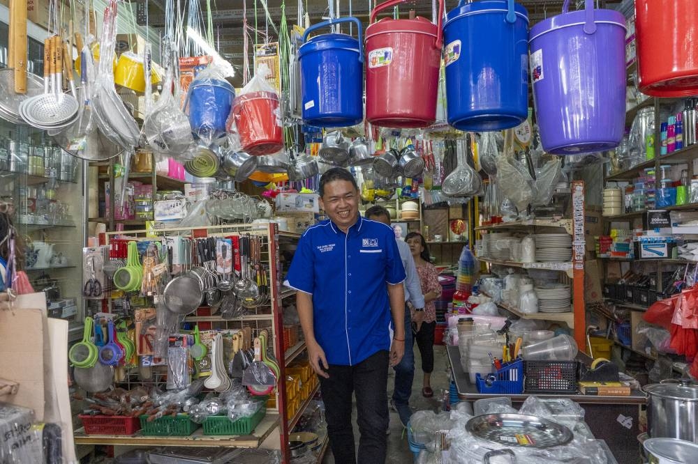 Barisan Nasional Alor Setar candidate, Tan Chee Hiong during a walkabout session in Alor Setar, Kedah November 7, 2022. — Pictures by Shafwan Zaidon