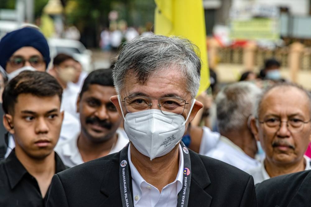 Independent candidate Chua Tian Chang arrives at the nomination centre to hand over election documents during nomination day at SMK Sentul Utama in Kuala Lumpur, November 5, 2022. — Picture by Firdaus Latif