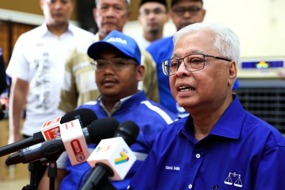 Datuk Seri Ismail Sabri Yaakob speaks to the media after attending a People’s Feast with Felda Sebertak community at the Felda Sebertak Dewan Orang Ramai in Bera, November 7, 2022. — Bernama pic 