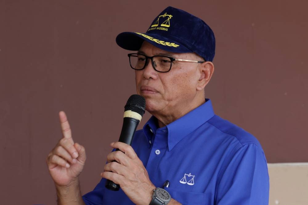 Pahang Mentri Besar Datuk Seri Wan Rosdy Wan Ismail speaks to the media after a meeting with the election machinery in Chenor November 7, 2022. — Bernama pic 