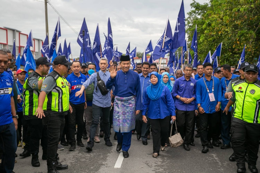 Barisan Nasional candidate Datuk Seri Mohamad Hasan arrives at the Dewan Seri Rembau nomination centre, November 5, 2022. —Picture by Raymond Manuel