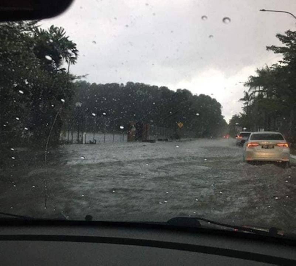 Shah Alam is experiencing floods Nov 8, 2022. — Social media pic