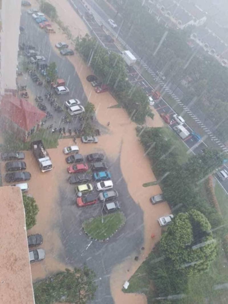 Shah Alam is experiencing floods Nov 8, 2022. — Social media pic