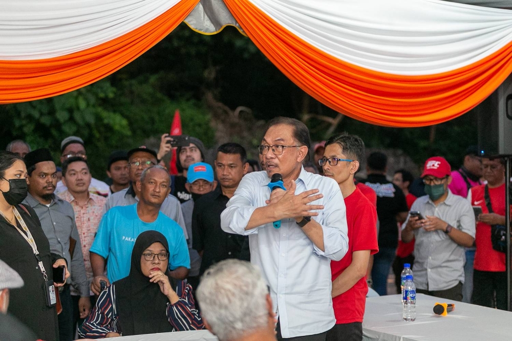 Pakatan Harapan (PH) Tambun candidate, Datuk Seri Anwar Ibrahim delivers a speech during a meet-and-greet session with the locals in Senawang, November 07, 2022 — Picture By Raymond Manuel