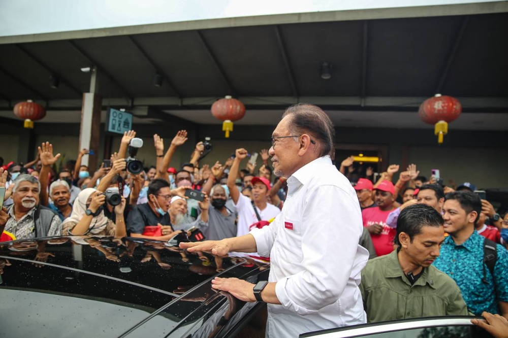 Pakatan Harapan chairman Datuk Seri Anwar Ibrahim greets his supporters as he leaves during a Pakatan Harapan event at Taman Molek in Johor Baru, November 8, 2022. — Picture by Yusof Mat Isa