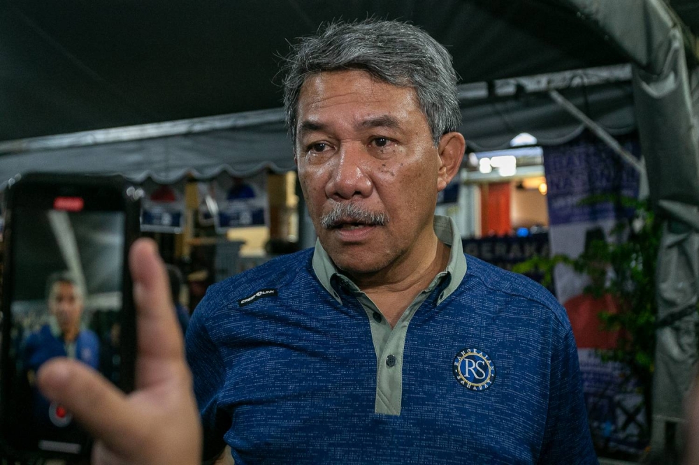 Datuk Seri Mohamad Hasan speaks to reporters in Taman Widuri Indah, Senawan. November 8, 2022. — Picture By Raymond Manuel