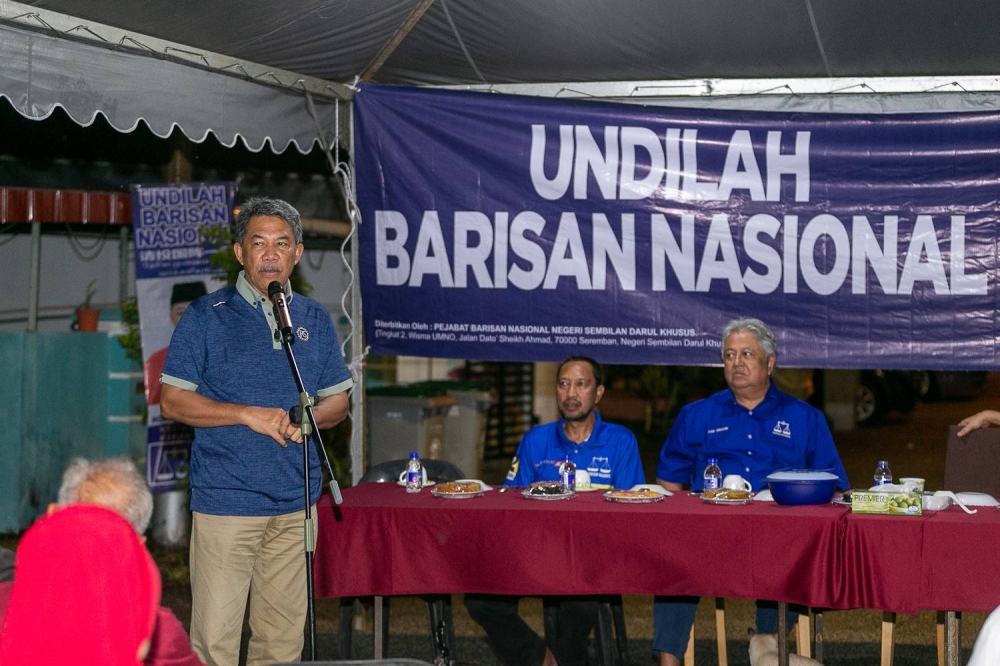 Datuk Seri Mohamad Hasan delivers a speech during a ceramah in Taman Widuri Indah, Senawang November 8, 2022. — Picture By Raymond Manuel