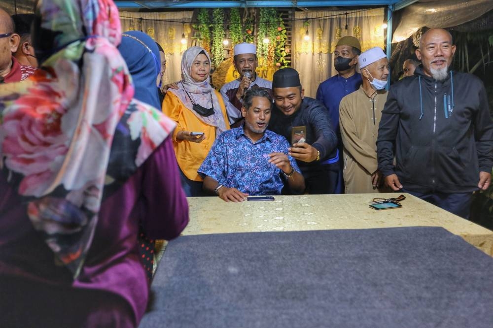 Barisan Nasional candidate for the Sungai Buloh Parliamentary seat, Khairy Jamaluddin (centre), during a meet and greet session at Taman Setia Warisan  November 7, 2022. — Picture by Ahmad Zamzahuri