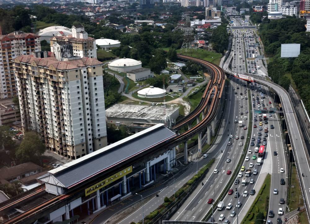 Public transport provider Rapid KL this morning announced that it is temporarily suspending operations at 16 stations on the Kelana Jaya LRT Line for one week from today until November 15 (Tuesday). — Bernama pic