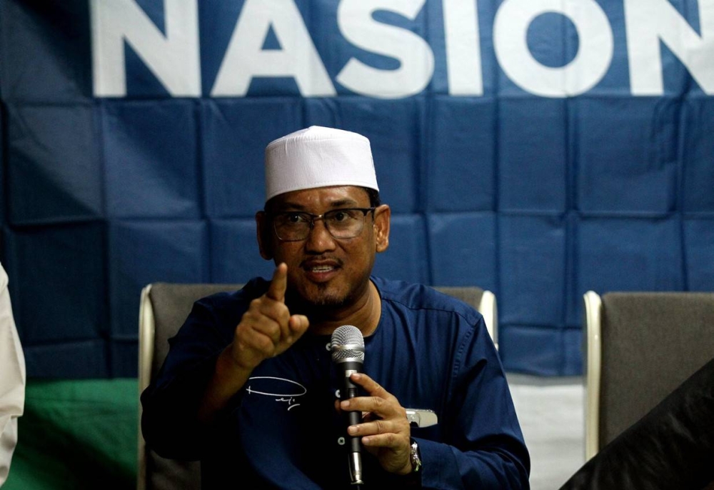 Datuk Seri Ahmad Faizal Azumu addresses members of the media at a Perikatan ceramah in Tambun November 7, 2022. — Reuters pic