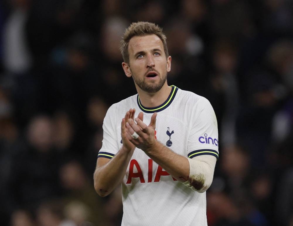Tottenham Hotspur's Harry Kane applauds fans after the match against Liverpool at the Tottenham Hotspur Stadium, London November 6, 2022.  — Reuters pic 