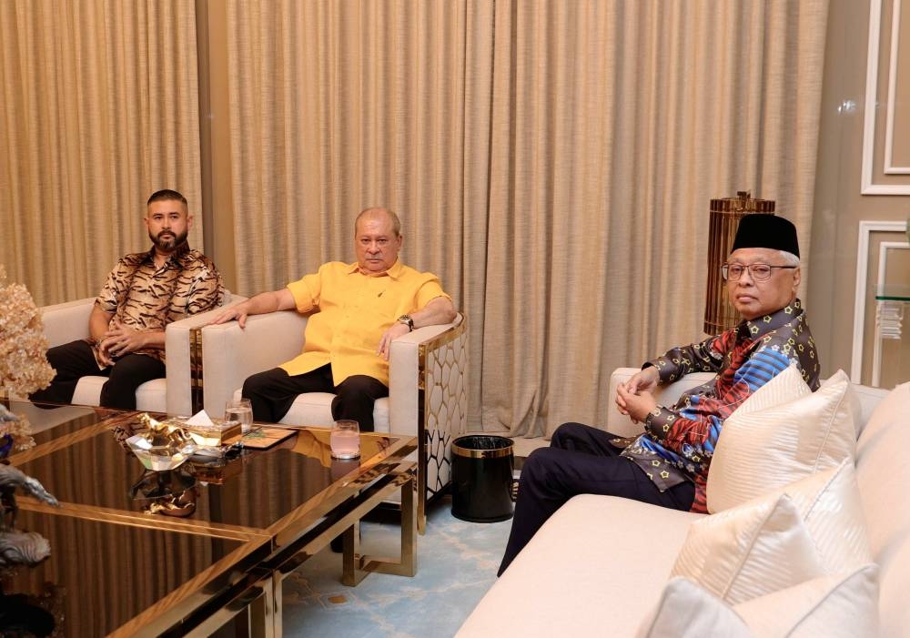 Sultan Ibrahim Almarhum Sultan Iskandar of Johor grants an audience with Datuk Seri Ismail Sabri Yaakob at his residence in Johor Baru. Also in attendance is Tunku Mahkota Johor Tunku Ismail Sultan Ibrahim, November 9, 2022. — Bernama pic 