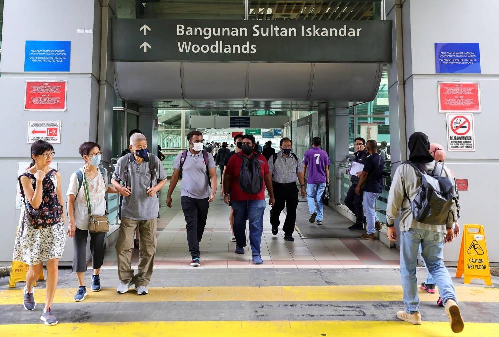 Malaysian citizens leave and enter Singapore via the Custom, Immigration and Quarantine Complex at the Sultan Iskandar Building, November 9, 2022. — Bernama pic