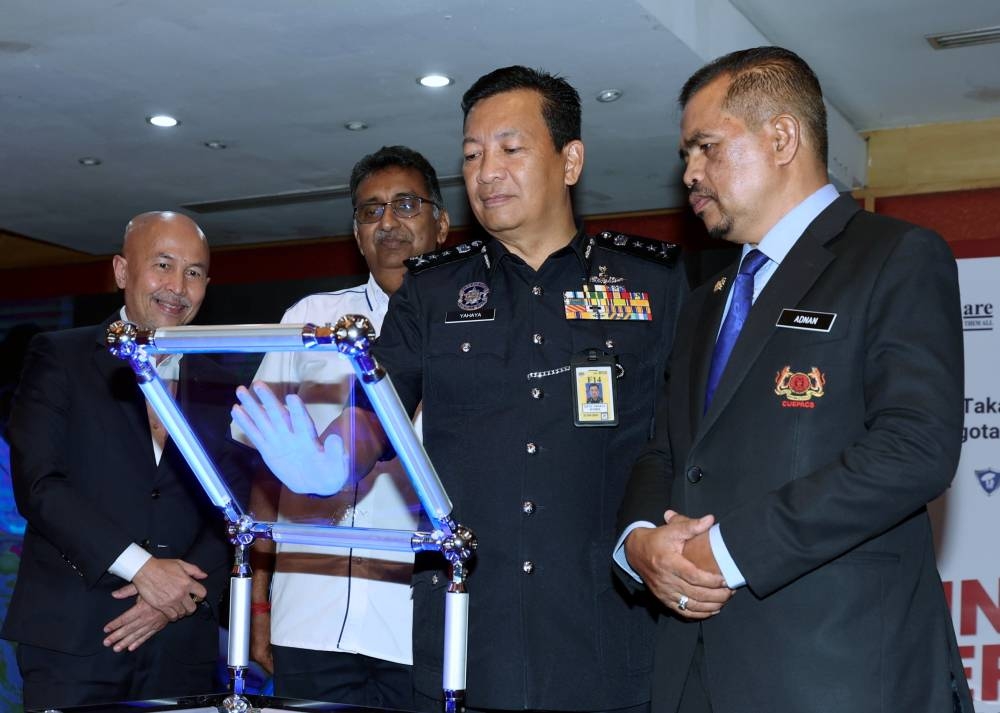 Kuala Lumpur deputy police chief Datuk Yahaya Othman (2nd, right) and Cuepacs president Datuk Adnan Mat at the launch of the Special Personal Accident Takaful programmes for uniformed and armed civil service personnel in Kuala Lumpur, November 9, 2022. — Bernama pic 