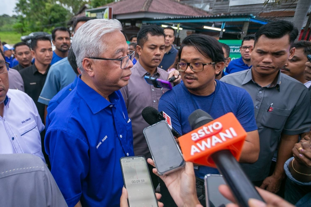 Datuk Seri Ismail Sabri Yaakob speaks to the media during a walkabout with Shahril Hamdan in Durian Tunggal, Melaka, November 9, 2022. — Picture by Raymond Manuel