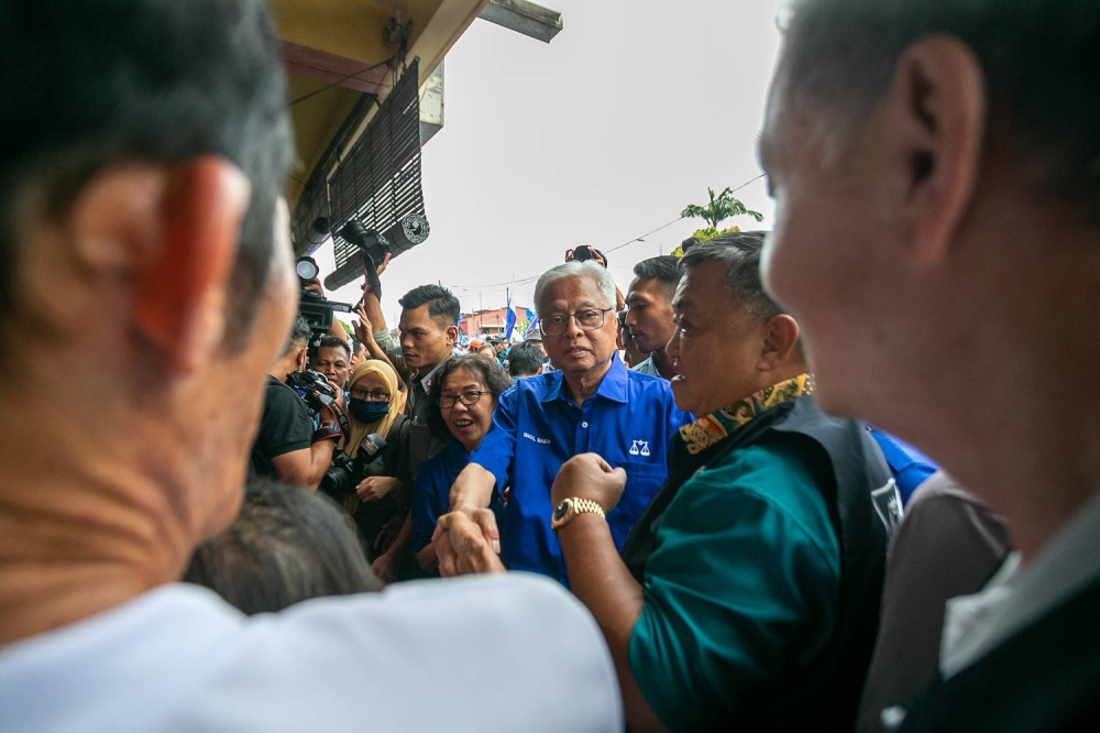 Datuk Seri Ismail Sabri Yaakob meets with residents during a walkabout in Durian Tunggal, Melaka, November 9, 2022. — Picture by Raymond Manuel