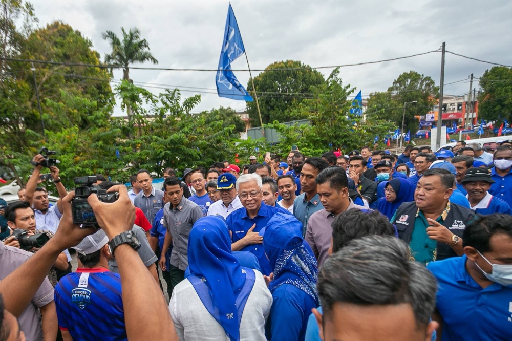 Datuk Seri Ismail Sabri Yaakob is seen during the walkabout with Shahril Hamdan at Durian Tunggal, Melaka November 9, 2022. — Picture by Raymond Manuel