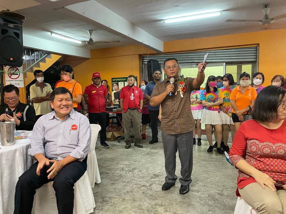 Pakatan Harapan hopeful for the Gombak Parliamentary seat Datuk Seri Amirudin Shari speaking to an ethnic Chinese-majority crowd in Sri Gombak, November 9, 2022. — Picture by Zarrah Morden