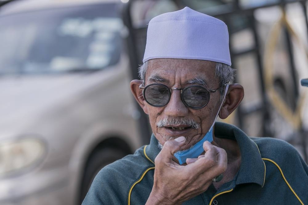 Taxi driver Pak Long does not support feudalism, nor does he feel beholden to Malay leaders. — Picture by Hari Anggara