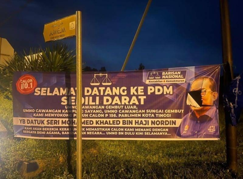 Kota Tinggi police chief Superintendent Hussin Zamora said a report was received at about midnight on the torn banner that was hung between an electric pole and a signpost located by the junction of Jalan Klinik. — Picture by Ben Tan  