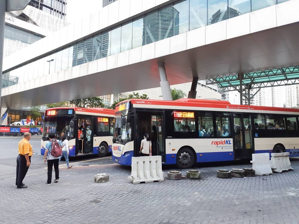 A free shuttle bus along the temporary bus route of LRT 3 set up for the LRT crisis is seen here at the Universiti LRT station. Nov 9, 2022. — Picture by Ida Lim