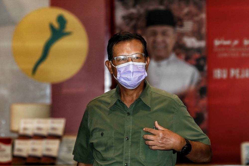 The Umno supreme council leader, who was coordinating Barisan Nasional’s election communications, pointed out that none in his party reacted negatively to Khairy Jamaluddin’s declaration while on the campaign trail in Sungai Buloh. — Picture by Ahmad Zamzahuri